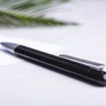 Bolígrafo de diseño minimalista con mecanismo giratorio