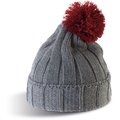 Gorro con pompón y dobladillo