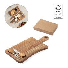 Tabla de quesos con utensilios