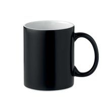 Taza impresión aparece con la bebida caliente Negro