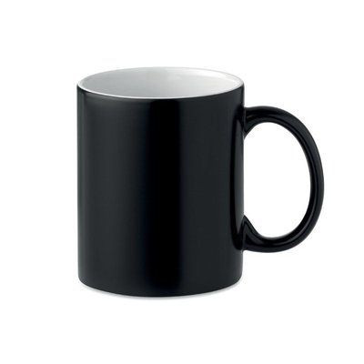 Taza impresión aparece con la bebida caliente